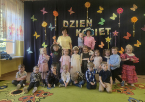 Dzieci z grupy Muchomorki pozują do zdjęcia grupowego