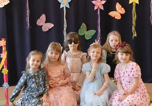 Dziewczynki pozują do zdjęcia