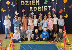 dzieci pozują do zdjęcia