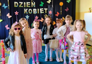 dziewczynki prezentują stroje