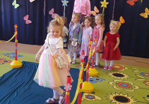 kolorowe stroje prezentowane przez dziewczynki