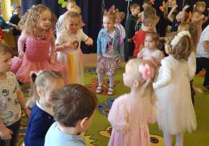 dzieci tańczą w kółeczku