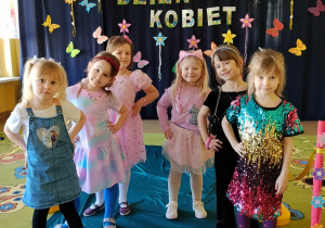 dzieci pozują do zdjęcia