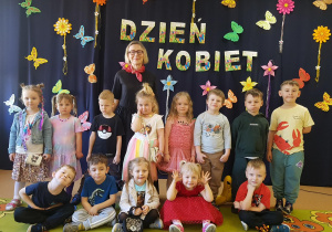 Dzieci z grupy Jagódki - zdjęcie grupowe