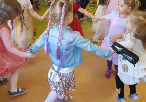 Dzieci tańczą