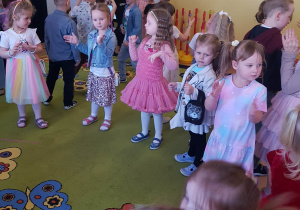 Dzieci tańczą