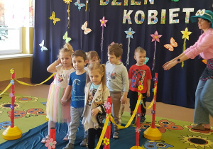 Dzieci idą po wybiegu