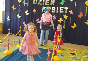 Dziewczynka idzie po wybiegu