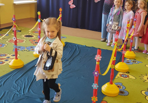 Dziewczynka idzie po wybiegu