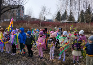 Dzieci stoją z gaikami