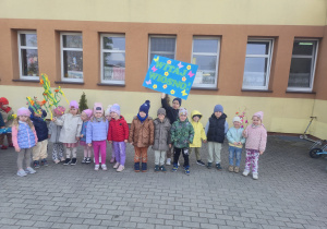 Dzieci z grupy "Jagódki" przed przedszkolem pozują do zdjęcia grupowego