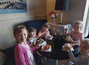 Dziewczynki prezentują swoje desery lodowe