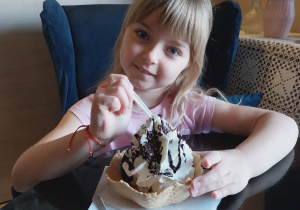 Dziewczynka prezentuje swój smakołyk