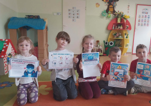 Dzieci przedstawiają obrazki dotyczące Internetu