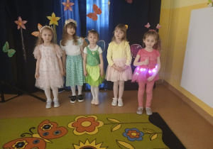 Dziewczynki z grupy 'Biedronki" oczekują na bal