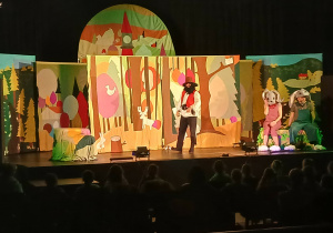 Na scenie aktor w stroju Rumcajsa