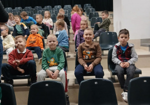 Dzieci siedzą na widowni