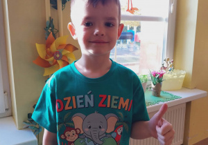 chłopiec przed wyjściem na happening