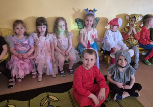 Dzieci pozują w wiosennych strojach