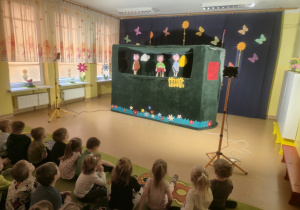 Dzieci oglądają przedstawienie