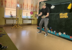 Wilk z bajki "Trzy Świnki" występuje na scenie