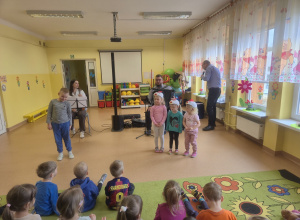 Dzieci oglądają występy muzyków