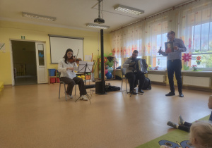 Muzycy występują na scenie