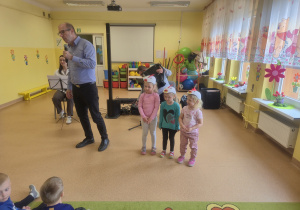 Dzieci biorą udział w zabawie