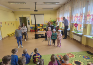 Dzieci biorą udział w zabawie