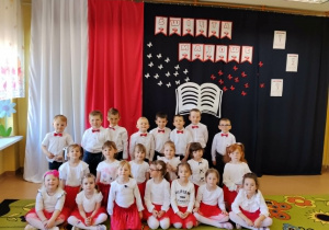 Dzieci pozują do zdjęcia po programie artystycznym