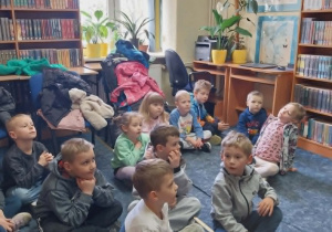 dzieci słuchają wypowiedzi bibliotekarza