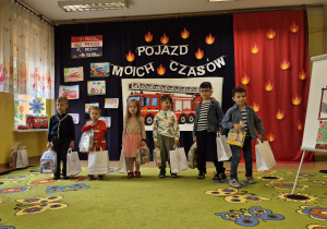 Laureaci konkursu stoją na środku sali