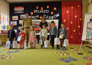 Laureaci konkursu we wspólnym zdjęciu z dowódcą JRG PSP oraz wicedyrektorem przedszkola