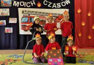 Dzieci z pozują do zdjęcia ubrane na czerwono jak ogień.