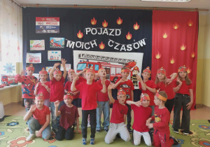 dzieci po występie pozują przed dekoracją