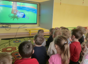 Dzieci oglądają bajkę "Wilk i siedem koźlątek"