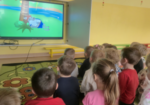 Dzieci oglądają bajkę "Wilk i siedem koźlątek"