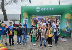 dzieci wraz z przedstawicielami firmy "Eneris"