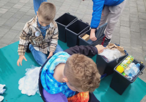 dzieci uczą się segregacji odpadów