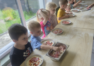 Dzieci wykonują pizzę
