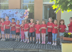 Dzieci z gr "Poziomki" występują na scenie