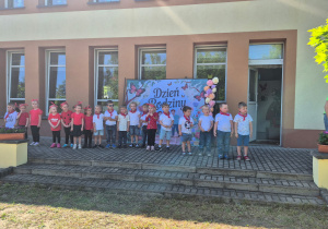 Dzieci z gr "Muchomorki" występują na scenie