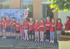 Dzieci z gr "Poziomki" występują na scenie