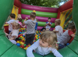 Dzieci bawią się w basenie z piłeczkami