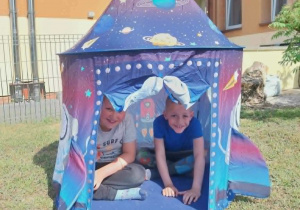 dzieci w namiocie