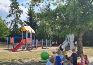 Dzieci bawią się w piasku