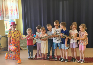 Dzieci trzymają węża