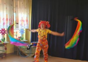 Pani wiruje kolorowymi chustami