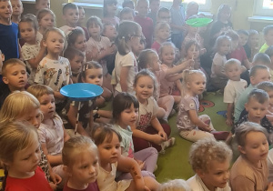 Dzieci oglądają przedstawienie