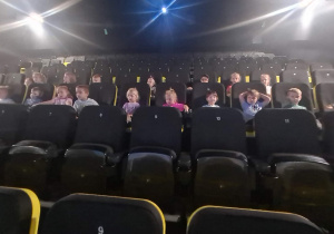 Dzieci oglądają film